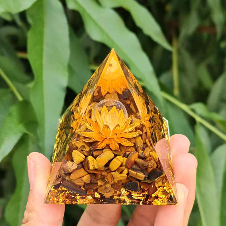 Amber Pyramid – Handgefertigte Harz-Pyramide