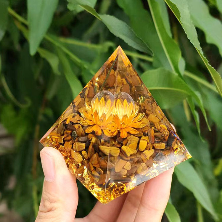 Amber Pyramid – Handgefertigte Harz-Pyramide