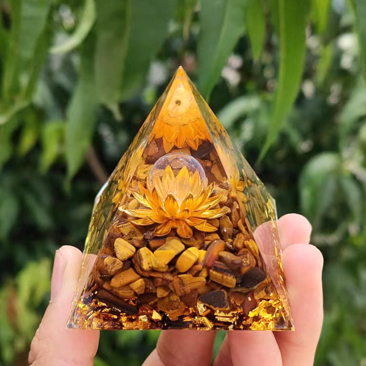 Amber Pyramid – Handgefertigte Harz-Pyramide