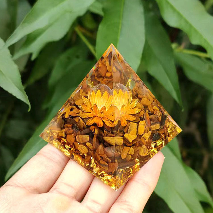 Amber Pyramid – Handgefertigte Harz-Pyramide